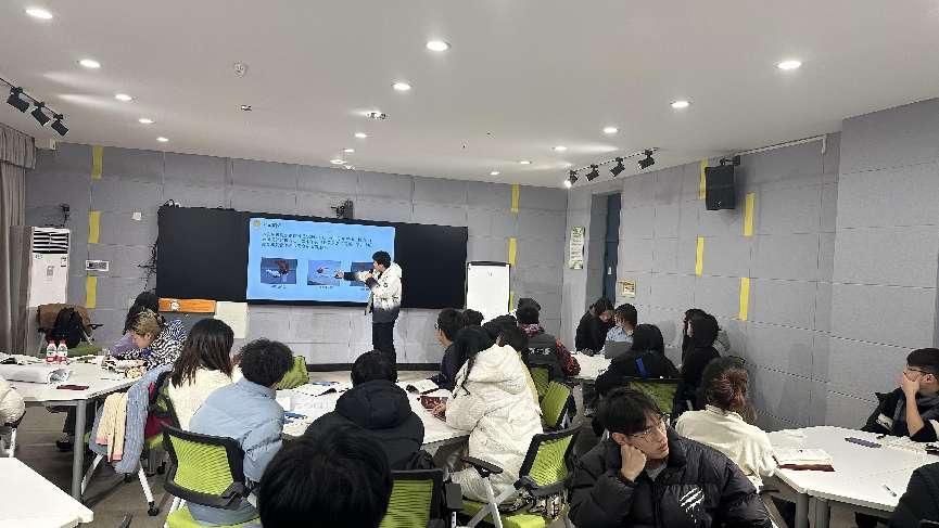 2 国家一流课程《材料成型CADCAE技术》授课（彭必友教授与88038威尼斯检测中心材料成型及控制工程2021级本科生1）