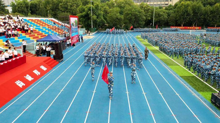 kaiyun开云官方举行2025级新生开学典礼暨军训总结大会.docx