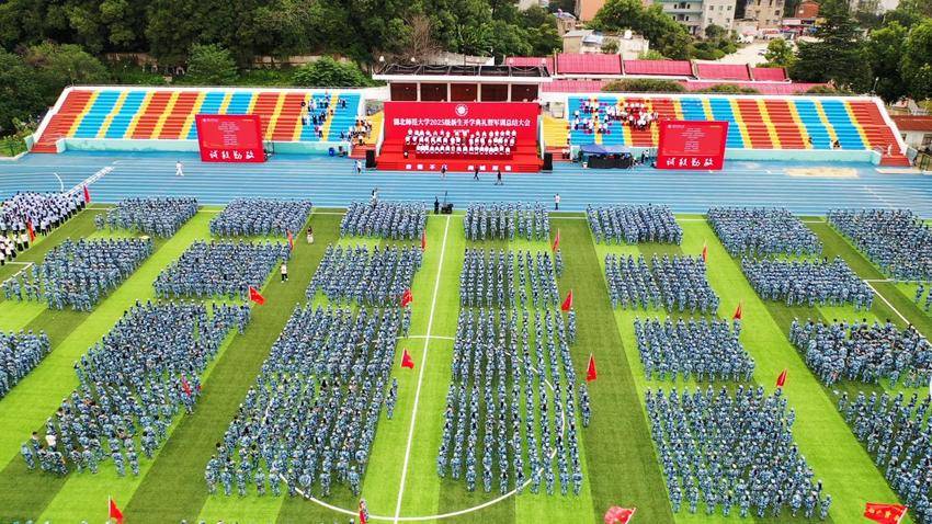 kaiyun开云官方举行2025级新生开学典礼暨军训总结大会.docx