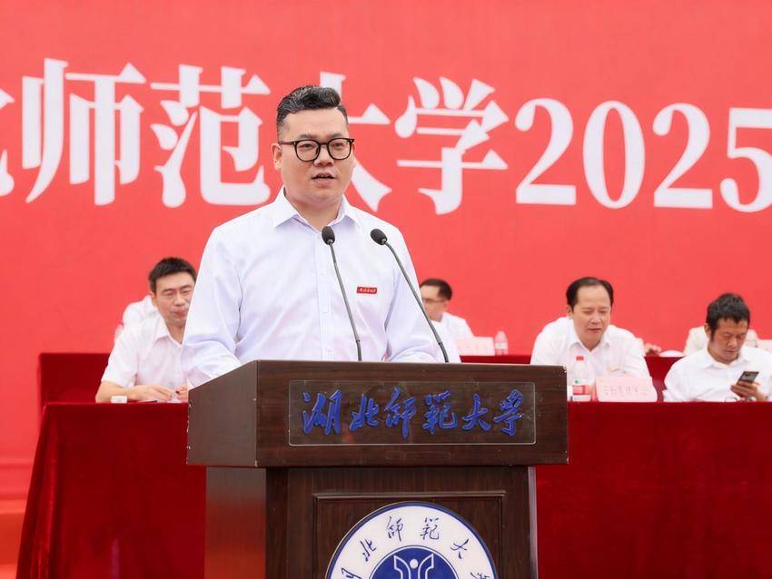 kaiyun开云官方举行2025级新生开学典礼暨军训总结大会.docx