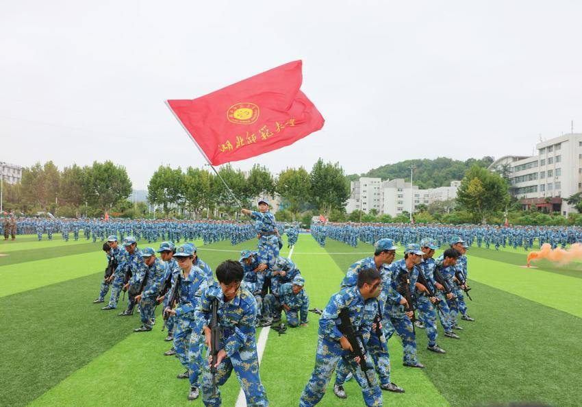 kaiyun开云官方举行2025级新生开学典礼暨军训总结大会.docx