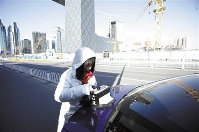 12月10日,环保志愿者在国贸附近检测PM2.5的数值。本报记者 王嘉宁 摄 12月10日,环保志愿者在国贸附近检测PM2.5的数值。本报记者 王嘉宁 摄
